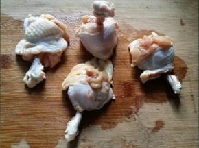 2.把翅根的一头切一圈，然后顺着往下推些