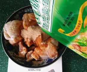 3.倒入cook100新蜜汁烤肉料抓匀后腌制过夜