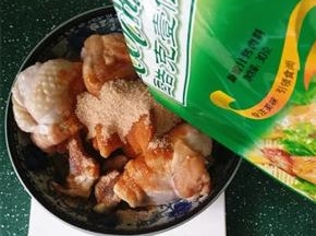 3.倒入cook100新蜜汁烤肉料抓匀后腌制过夜