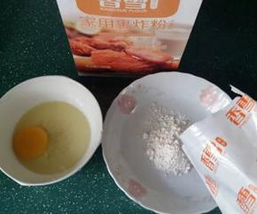 4.备好鸡蛋液和裹炸粉