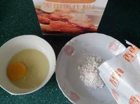 4.备好鸡蛋液和裹炸粉