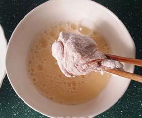 6.再放入蛋液中浸湿后快速拣出