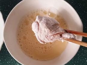 6.再放入蛋液中浸湿后快速拣出