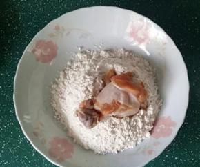 5.将腌好的鸡翅根放入裹炸粉中滚一圈拍一拍