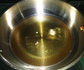 8.丢一撮面团至油锅中能快速浮起表明油温正好