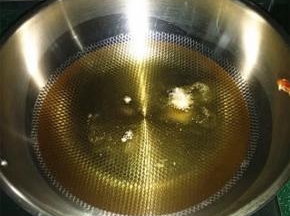 8.丢一撮面团至油锅中能快速浮起表明油温正好