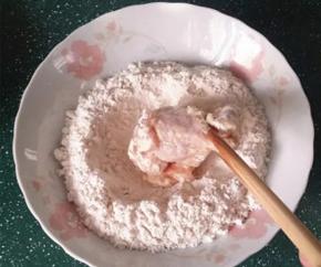 7.最后再入裹炸粉滚一圈抖去多余干粉