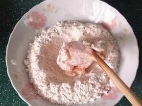 7.最后再入裹炸粉滚一圈抖去多余干粉