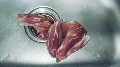 猪展肉清洗干净沥干水分备用