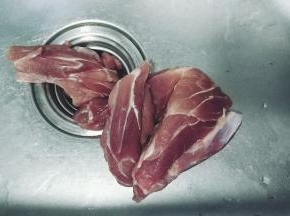 猪展肉清洗干净沥干水分备用