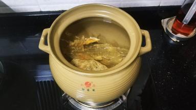煲里放入足量水，放入花胶、鳄鱼肉干、陈肾