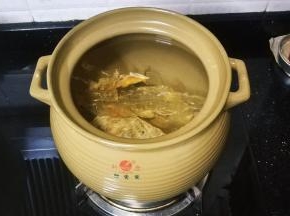煲里放入足量水，放入花胶、鳄鱼肉干、陈肾