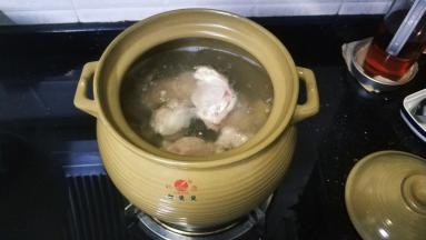 先大火煲猪展陈肾花胶鳄鱼肉半小时