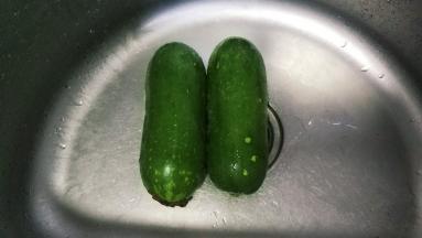 节瓜清洗一下，去皮