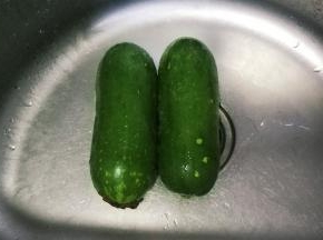 节瓜清洗一下，去皮