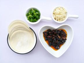 准备好所有食材，香葱洗净切断，大蒜切碎末。