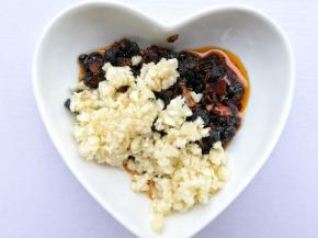 蒜末加入辣酱中。