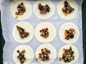 每个饺子皮上放一勺。