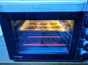 放入预热好的烤箱，放入中层180度上下火烤5分钟。