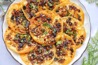 香辣可口，无敌简单，好吃到爆的辣酱饺子皮饼就做好啦～