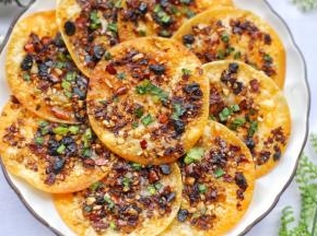 香辣可口，无敌简单，好吃到爆的辣酱饺子皮饼就做好啦～