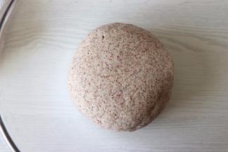 所有食材放到盆中，揉面到三光（手光、盆光、面光）。