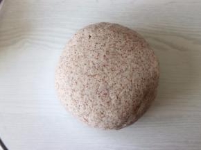 所有食材放到盆中，揉面到三光（手光、盆光、面光）。