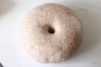 放到温暖的地方，进行发酵，大约到面团的2倍大，用手指戳个洞，不会缩，不塌陷就发好了。