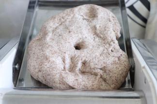 放到压面机排气，面团进过发酵会产生很多的气孔。如果没有压面机的话，就用手多揉一会。