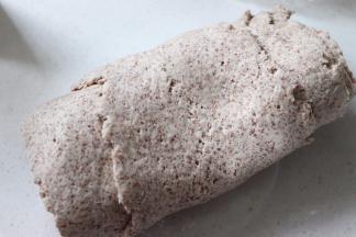 这步是馒头好吃光滑的关键，需要尽量把面团中的气泡排掉。