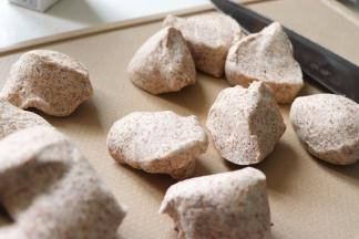 面团分割成9份，一个约50克。