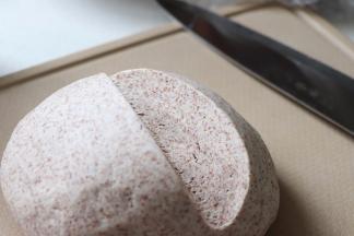 比较好的状态就是，揉好的面团，用刀割开没有气孔。