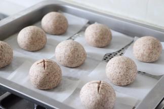 垫上油纸，放到蒸盘上。