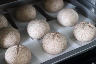 再放入蒸烤箱中，进行发酵，一般发酵到原来的1.5倍就可以了。