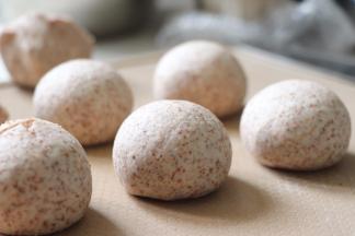 今天做的是圆馒头，所以每个面团都要滚圆。