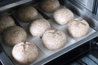 稍微闷3-5分钟，再打开烤箱，健康的全麦馒头就做好了。