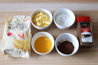 准备好食材,黄油提前切小块软化；