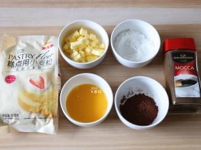 准备好食材,黄油提前切小块软化；