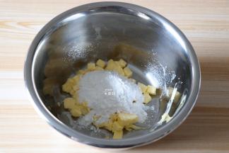 先来做原味面团，将原味面团配方中的糖粉、软化的黄油一起倒入打蛋盆里，用手动打蛋器搅拌均匀即可，不用打发；