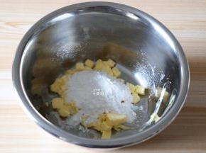 先来做原味面团，将原味面团配方中的糖粉、软化的黄油一起倒入打蛋盆里，用手动打蛋器搅拌均匀即可，不用打发；