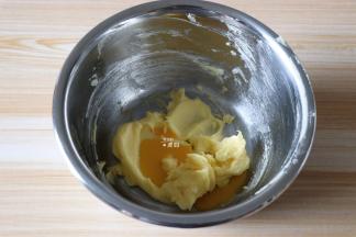 分2-3次倒入鸡蛋液，每次都要搅拌均匀后再倒入下一次的蛋液，同样不用打发；