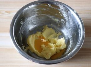 分2-3次倒入鸡蛋液，每次都要搅拌均匀后再倒入下一次的蛋液，同样不用打发；