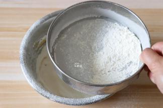 低筋面粉过筛筛入到黄油混合物中；