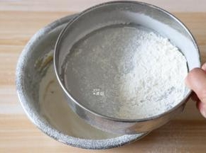 低筋面粉过筛筛入到黄油混合物中；
