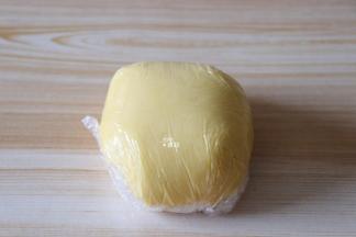 用手搅拌均匀揉成面团，保鲜膜包好放入冰箱冷藏一小时以上；