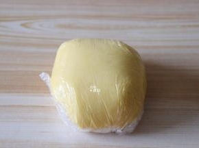 用手搅拌均匀揉成面团，保鲜膜包好放入冰箱冷藏一小时以上；