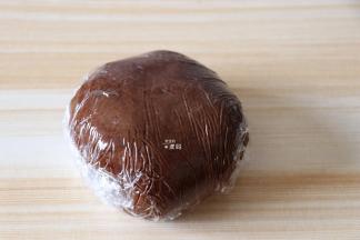 用手搅拌均匀揉成面团，保鲜膜包好放入冰箱冷藏一小时以上；