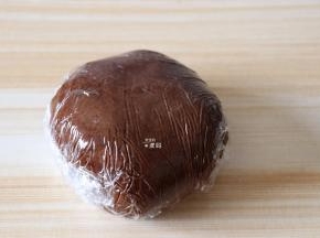 用手搅拌均匀揉成面团，保鲜膜包好放入冰箱冷藏一小时以上；
