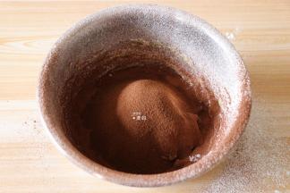 再来做咖啡面团，跟原味面团同样的操作，就是低筋面粉筛入后，再把可可粉、咖啡粉也同样筛入；