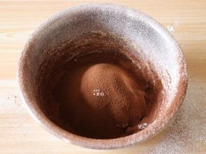 再来做咖啡面团，跟原味面团同样的操作，就是低筋面粉筛入后，再把可可粉、咖啡粉也同样筛入；